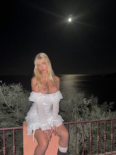 GZyOKqyWYAA2qd6.jpg_small