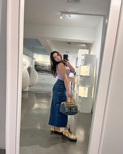 photo_6327776631913039663_x