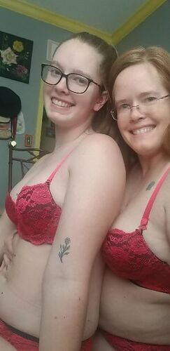 amateur-mom-46-and-daughter-20-matching-sets-looking-cute-Ovbwgb
